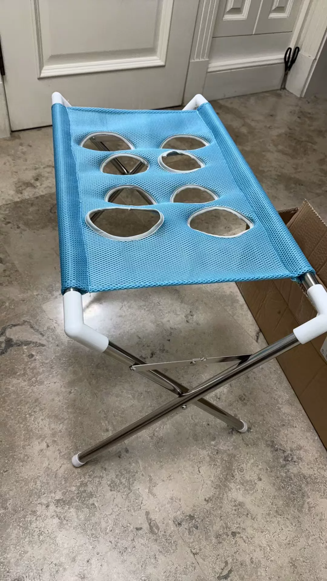 Home pet bathing essential: non-slip foot pads, stable and wobbly, foldable bathing hammock frame for cats and dogs.