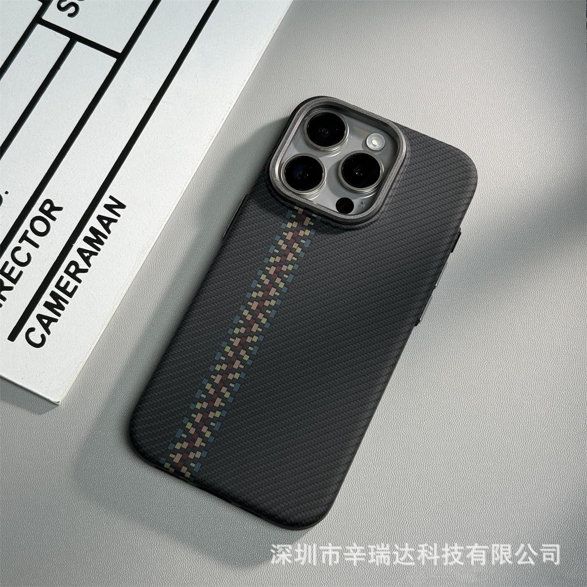 Suitable for iPhone15ProMax mobile phone case Kevlar magnetic hard shell 14 carbon fiber pattern anti-fall protective cover